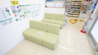 スギ薬局　武蔵町店の待合スペース