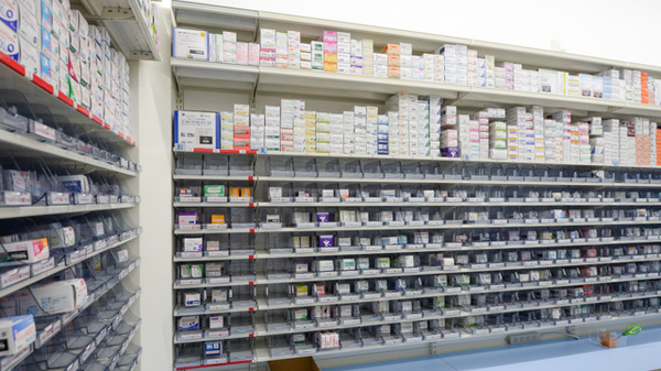 スギ薬局　武蔵町店の薬棚