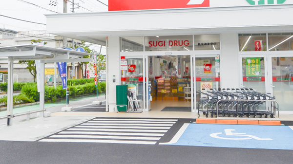 スギ薬局　泉大津東雲店の入口
