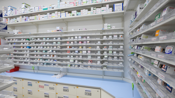 スギ薬局　泉大津東雲店の薬棚