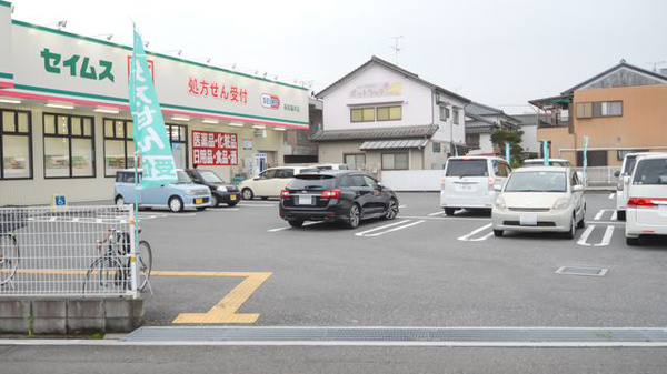 ドラッグセイムス高知福井薬局の駐車場