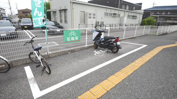 ドラッグセイムス高知福井薬局の駐輪場