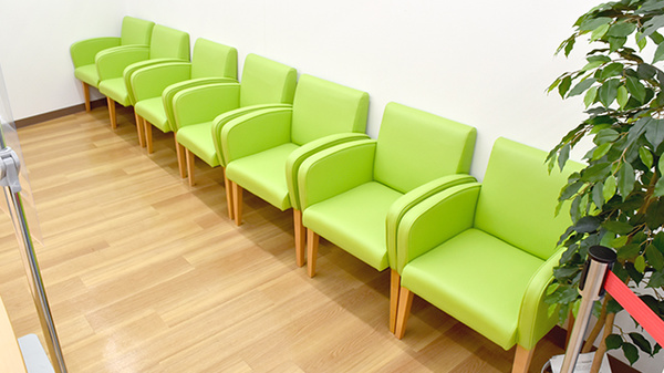 ドラッグセイムス東長崎駅前薬局の待合スペース