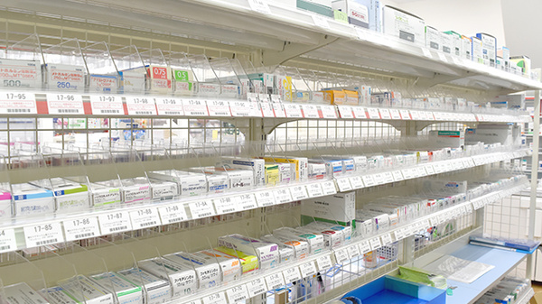 ドラッグセイムス東長崎駅前薬局の薬棚