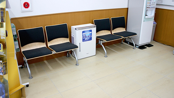 調剤薬局ツルハドラッグ宮城色麻店の待合スペース