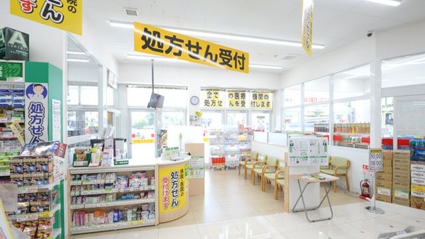スギ薬局　久安店の入口