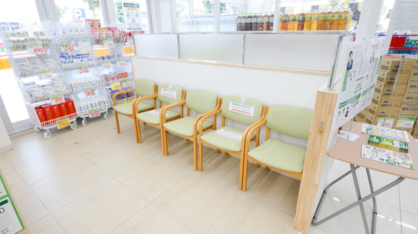 スギ薬局　久安店の待合スペース
