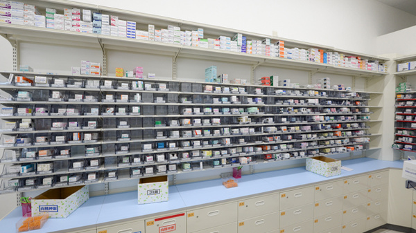 スギ薬局　久安店の薬棚