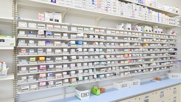 スギ薬局　尼崎西立花店の薬棚