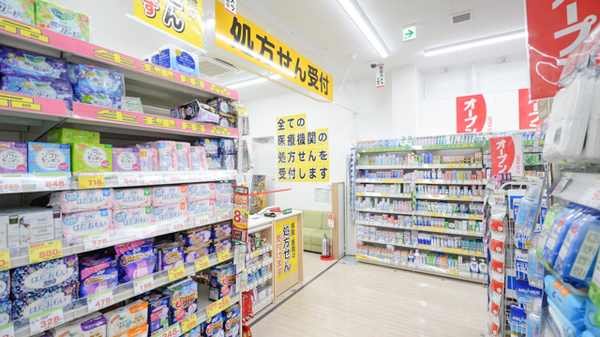 スギ薬局　千本三条店の入口