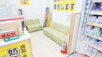 スギ薬局　千本三条店の待合スペース