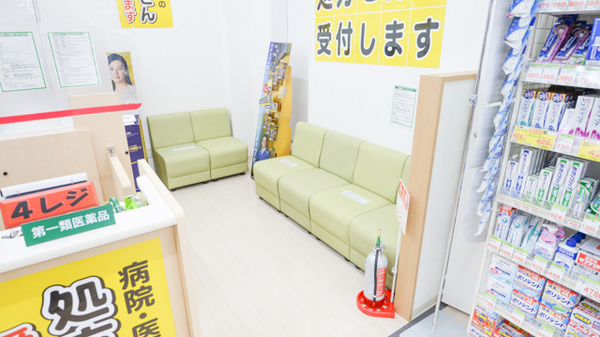 スギ薬局　千本三条店の待合スペース