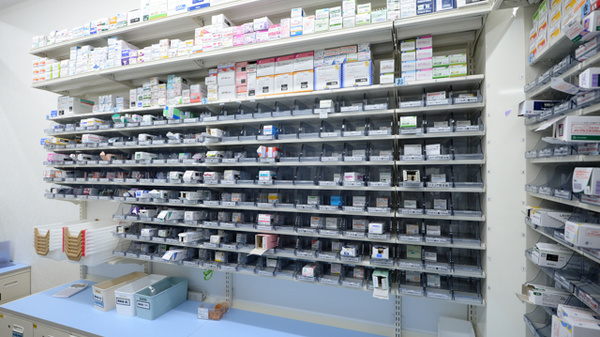 スギ薬局　千本三条店の薬棚
