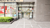 スギ薬局　信濃橋店の入口