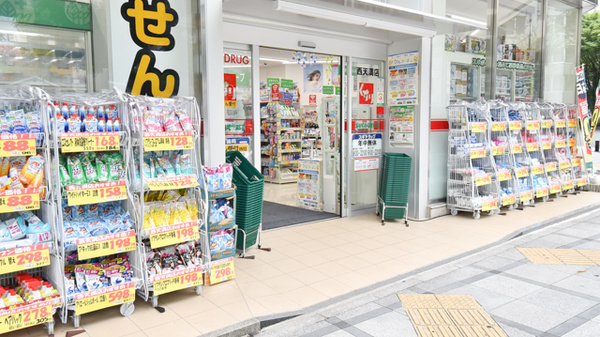 スギ薬局　西天満店の入口