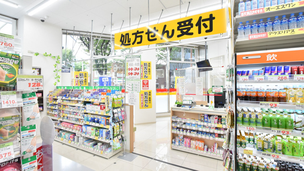 スギ薬局　西天満店の入口