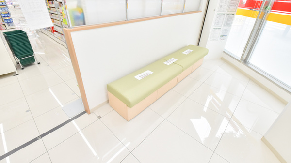 スギ薬局　西天満店の待合スペース