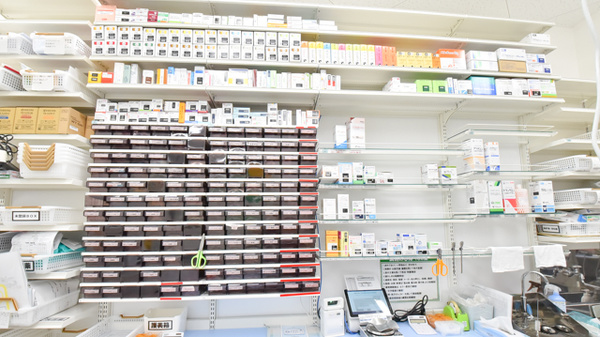スギ薬局　西天満店の薬棚