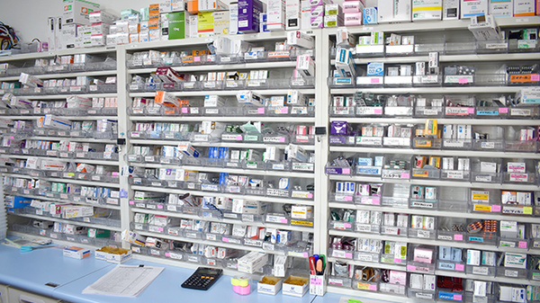あさひ調剤薬局の薬棚