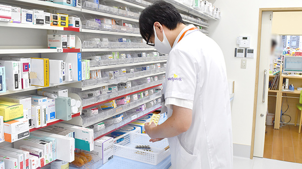 ウェルパーク薬局新所沢西口店の作業風景