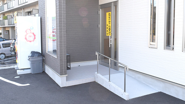 アイ・プラス薬局吉成店の入口