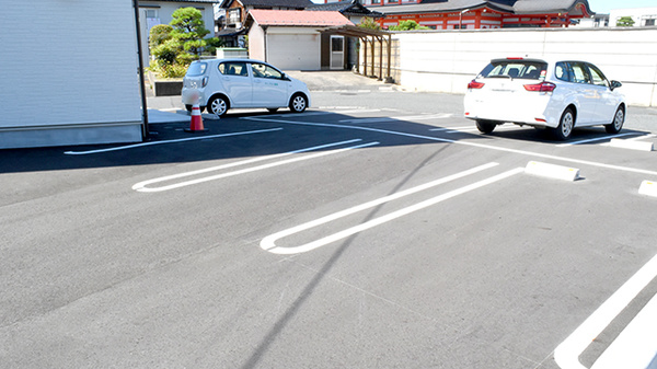 アイ・プラス薬局吉成店の駐車場