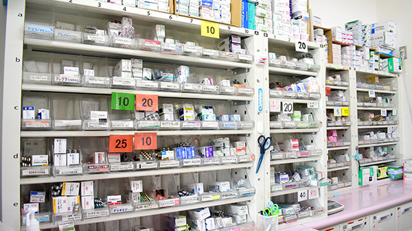 北町薬局の薬棚