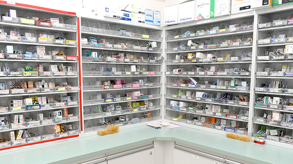 佐保堂薬局　志筑店の薬棚