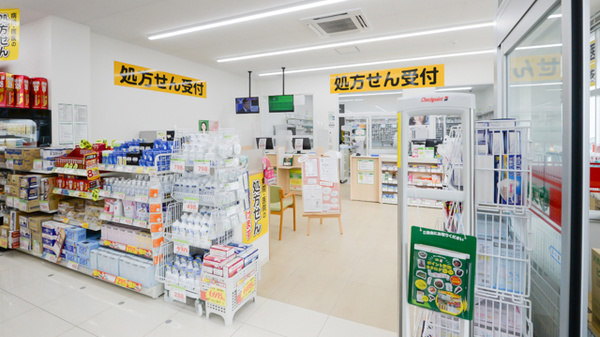スギ薬局　敦賀病院前店の入口