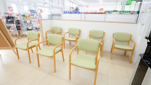 スギ薬局　敦賀病院前店の待合スペース