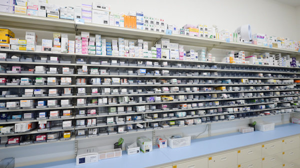 スギ薬局　敦賀病院前店の薬棚