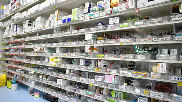 新生堂薬局　久山店の薬棚