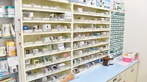 さくらい薬局　みらいの森店の薬棚