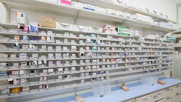 スギ薬局　東浦南店の薬棚