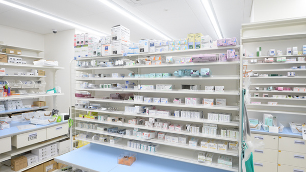 スギ薬局　中区役所前店の薬棚