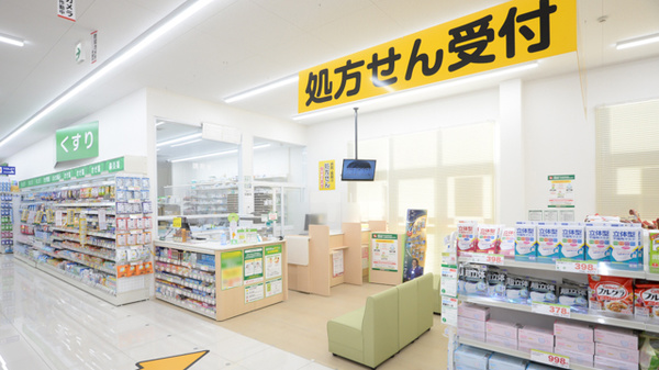 スギ薬局　早田東店の入口