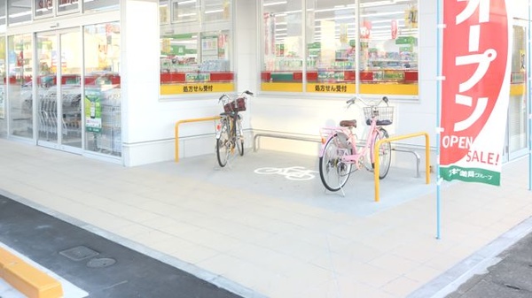 スギ薬局　早田東店の駐輪場