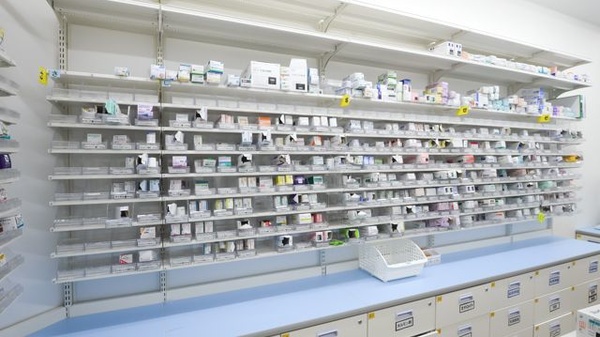 スギ薬局　津港町店の薬棚