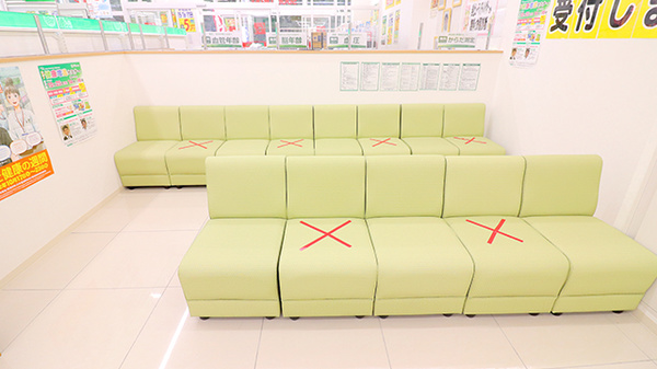スギ薬局　桜新町店の待合スペース