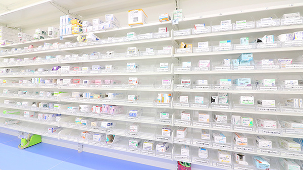 スギ薬局　桜新町店の薬棚