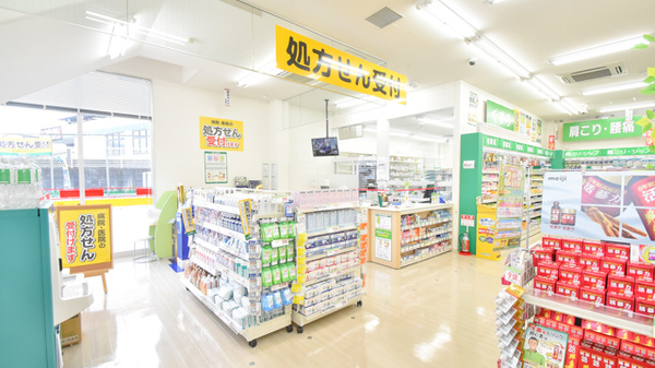 スギ薬局　南郷店の入口