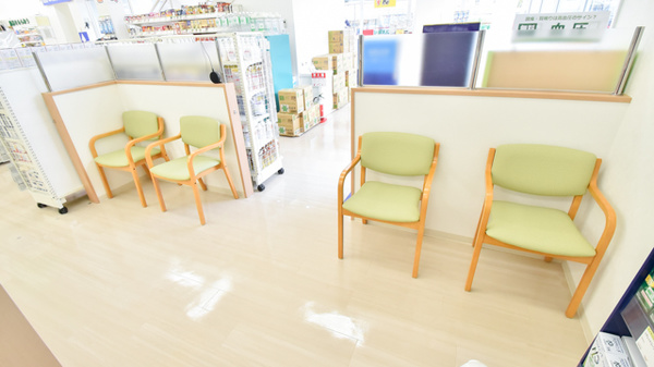 スギ薬局　南郷店の待合スペース
