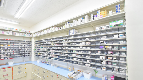 スギ薬局　南郷店の薬棚