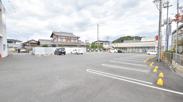 スギ薬局　南郷店の駐車場