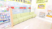 スギ薬局　杉並和田店の待合スペース
