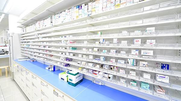 スギ薬局　朝日町店の薬棚