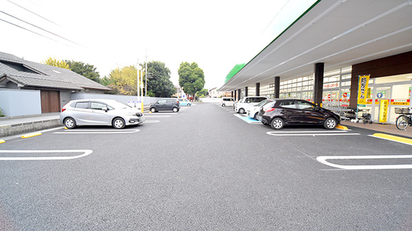 スギ薬局　朝日町店の駐車場