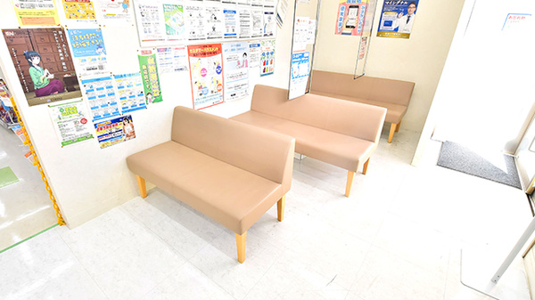調剤薬局ツルハドラッグ如意申店の待合スペース