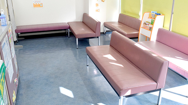 わかば薬局　北浦和店の待合スペース
