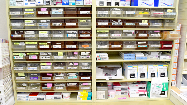 わかば薬局　北浦和店の薬棚